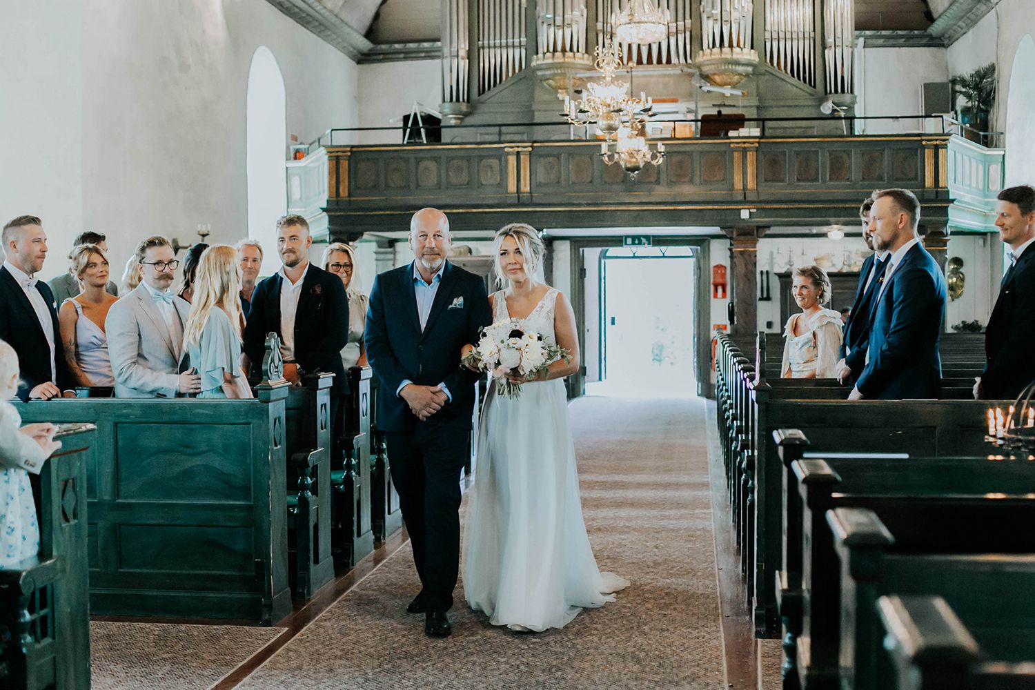Malin och Olas bröllop i Nedre Ulleruds kyrka. Bröllopsfotograf i Karlstad Rebecca Nordin.