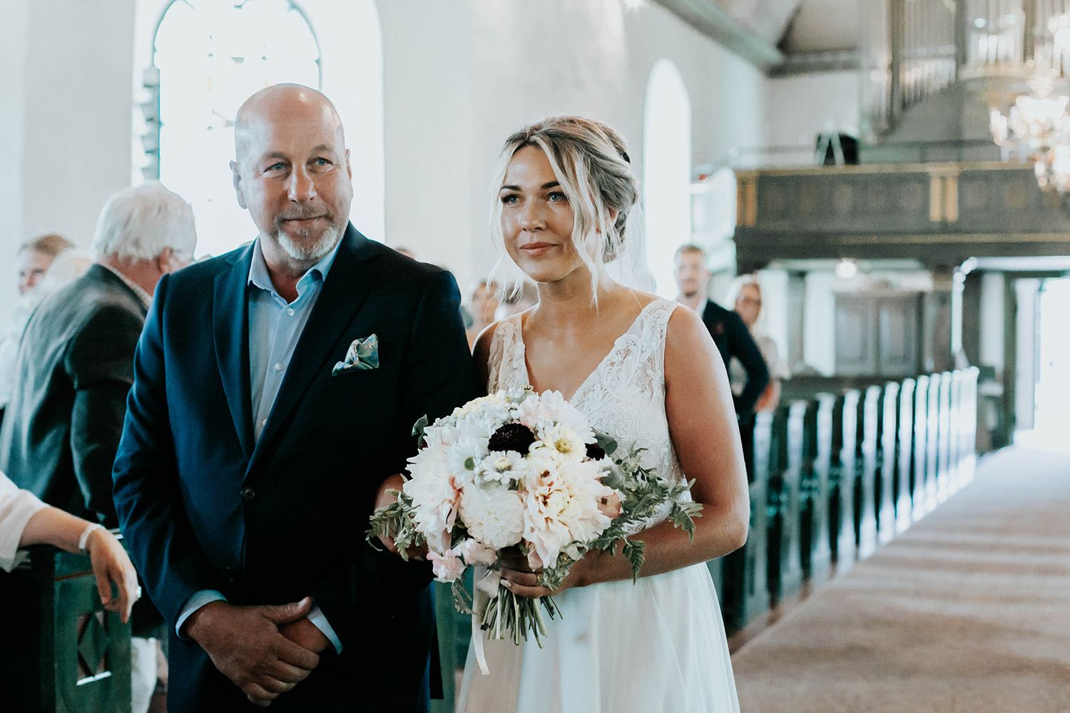 Malin och Olas bröllop i Nedre Ulleruds kyrka. Bröllopsfotograf i Karlstad Rebecca Nordin.