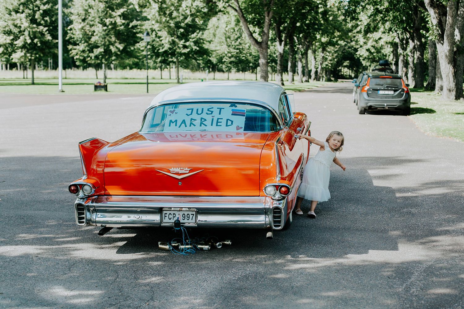 Malin och Olas bröllop i Nedre Ulleruds kyrka. Bröllopsfotograf i Karlstad Rebecca Nordin. Röd vintage bil