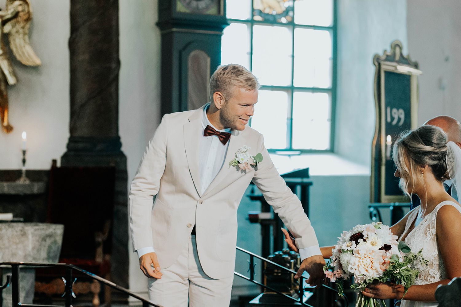 Malin och Olas bröllop i Nedre Ulleruds kyrka. Bröllopsfotograf i Karlstad Rebecca Nordin.