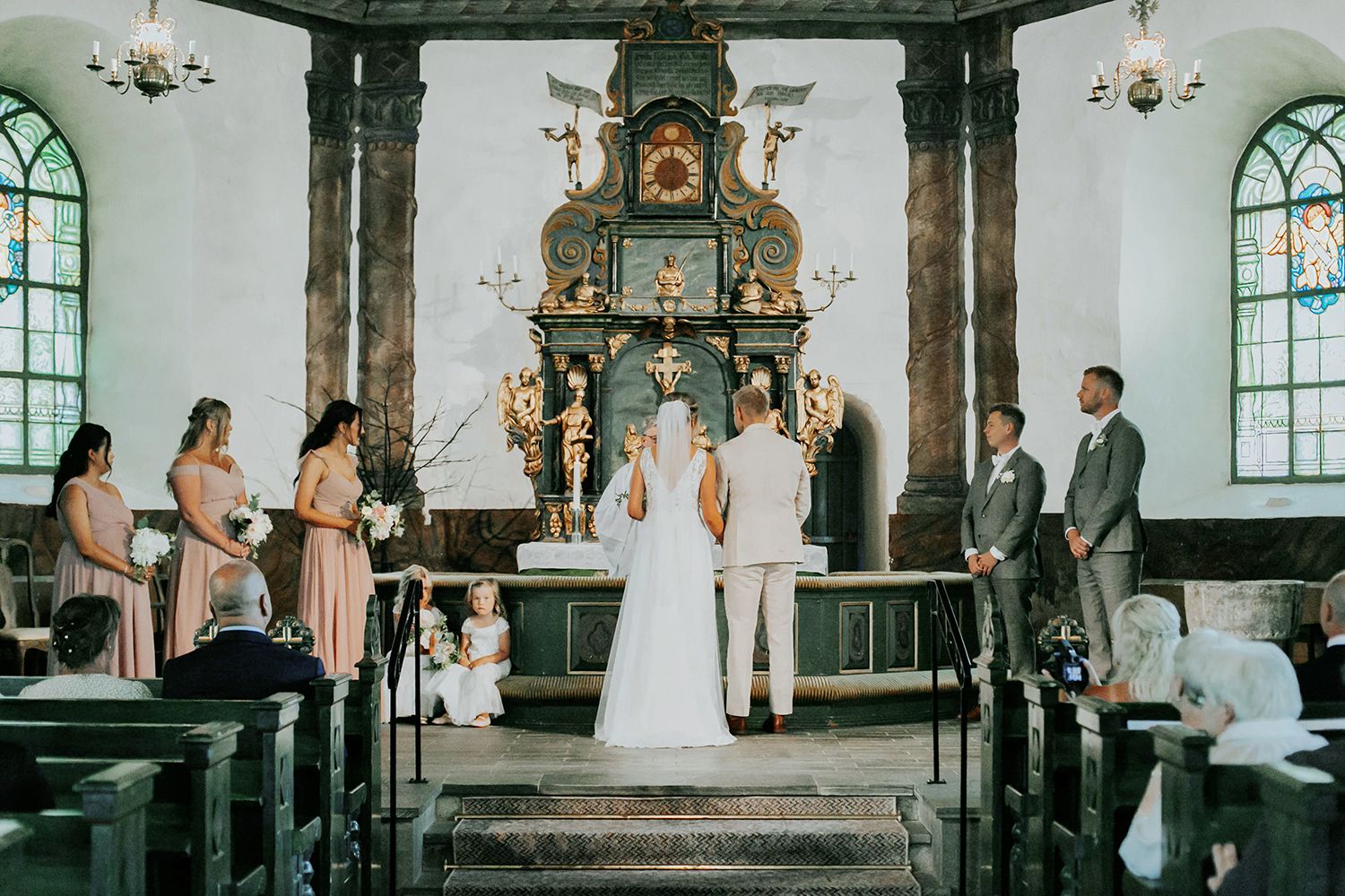 Malin och Olas bröllop i Nedre Ulleruds kyrka. Bröllopsfotograf i Karlstad Rebecca Nordin.