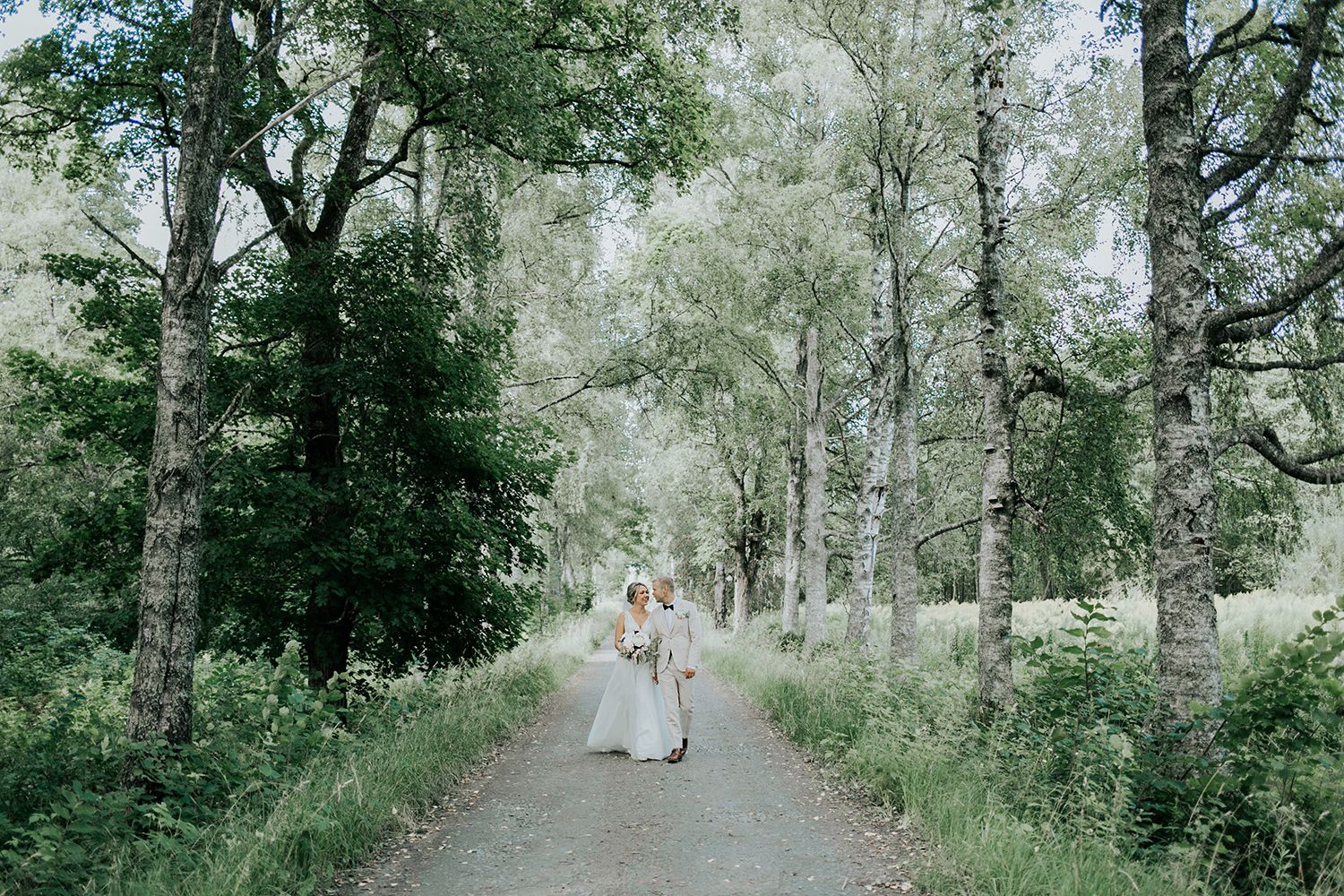 Malin och Olas bröllopsporträtt vid Kvarntorps Herrgård.  Bröllopsfotograf i Karlstad Rebecca Nordin.