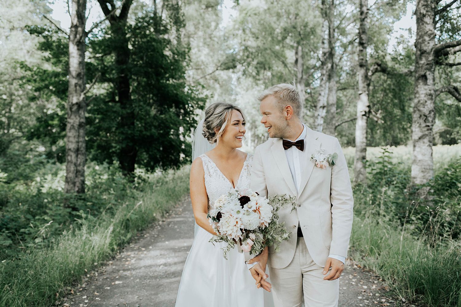Malin och Olas bröllopsporträtt vid Kvarntorps Herrgård.  Bröllopsfotograf i Karlstad Rebecca Nordin.