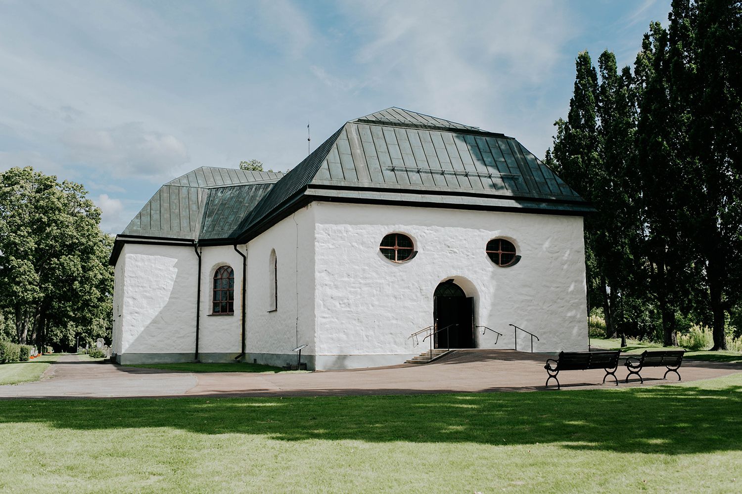 Malin och Olas bröllop i Nedre Ulleruds kyrka. Bröllopsfotograf i Karlstad Rebecca Nordin.