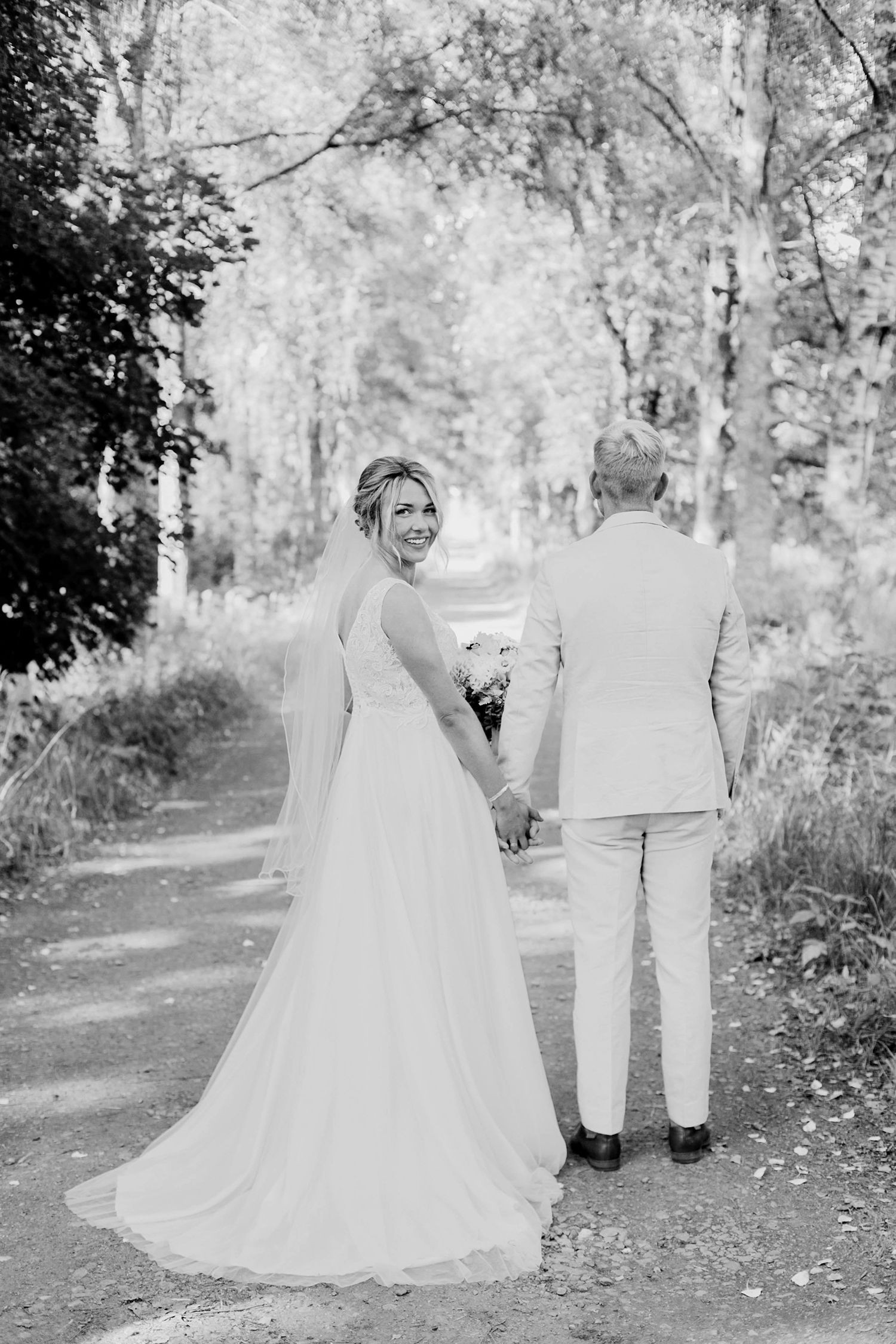 Malin och Olas bröllopsporträtt vid Kvarntorps Herrgård.  Bröllopsfotograf i Karlstad Rebecca Nordin.