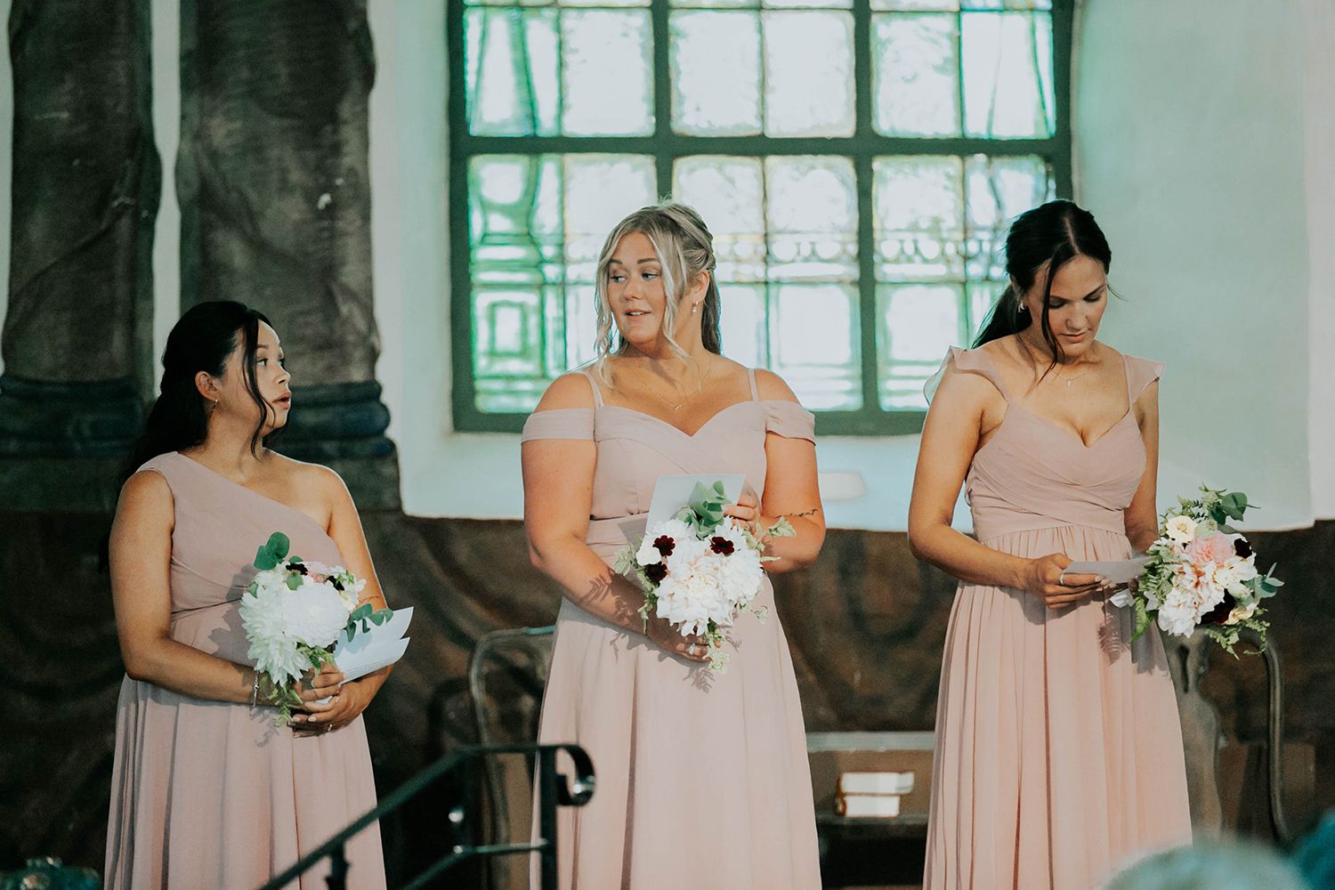 Malin och Olas bröllop i Nedre Ulleruds kyrka. Bröllopsfotograf i Karlstad Rebecca Nordin.