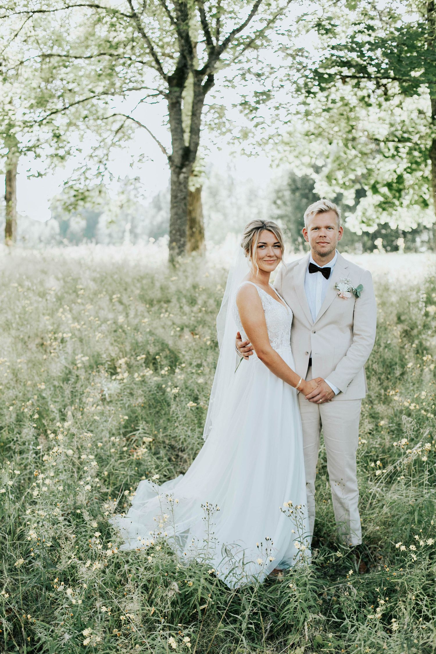 Malin och Olas bröllopsporträtt vid Kvarntorps Herrgård.  Bröllopsfotograf i Karlstad Rebecca Nordin.