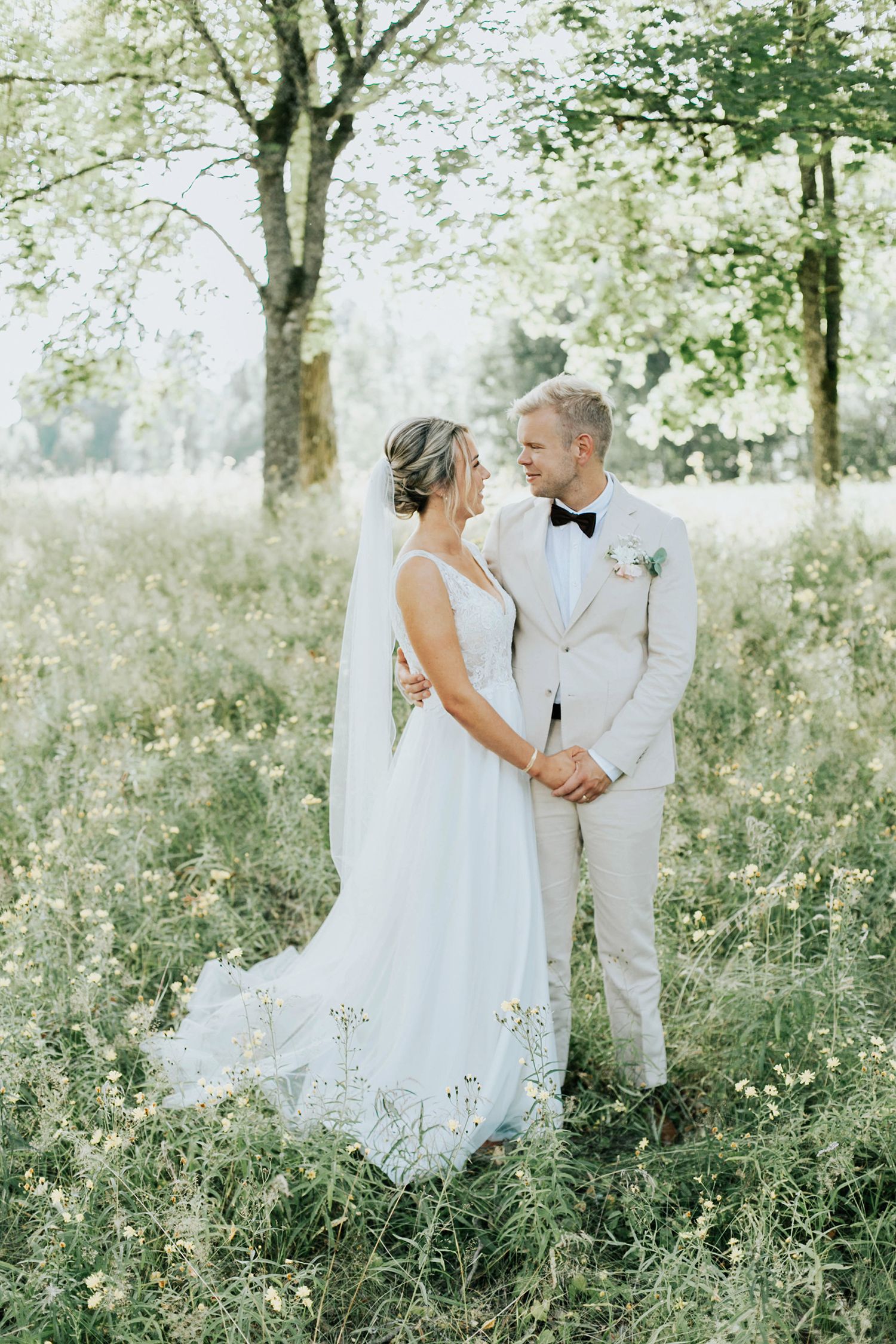 Malin och Olas bröllopsporträtt vid Kvarntorps Herrgård.  Bröllopsfotograf i Karlstad Rebecca Nordin. Brudparet i grönskan.