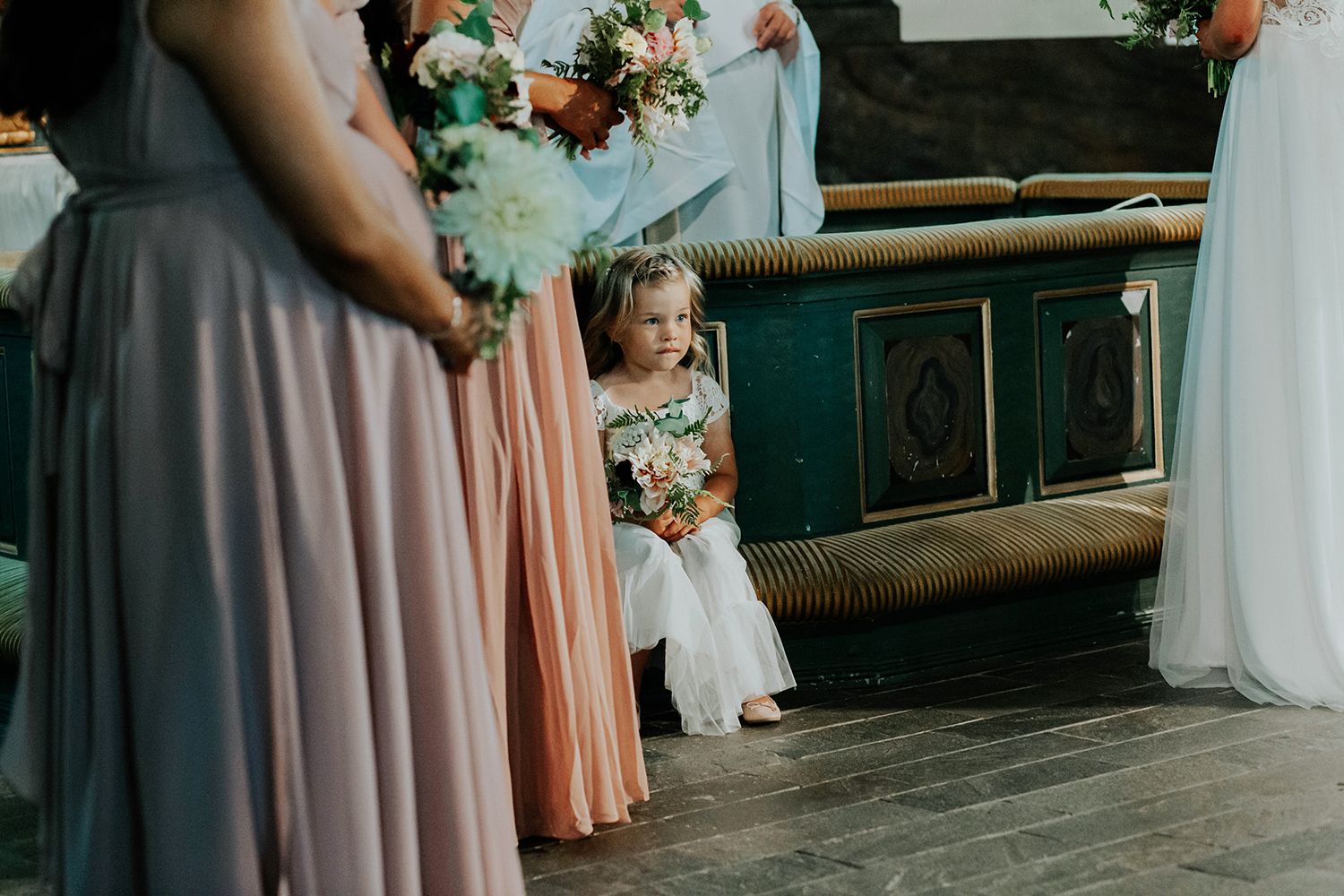 Malin och Olas bröllop i Nedre Ulleruds kyrka. Bröllopsfotograf i Karlstad Rebecca Nordin.