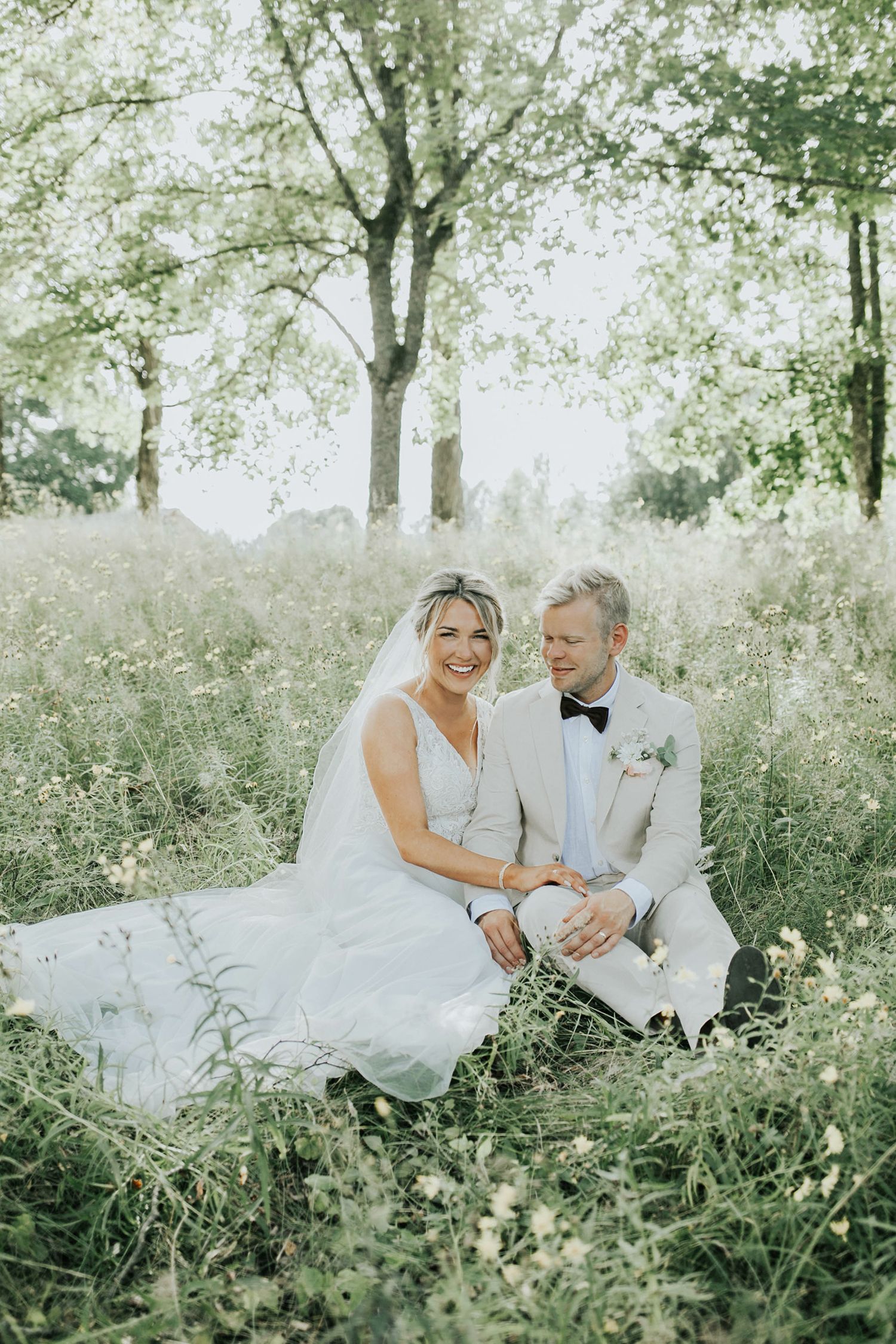Malin och Olas bröllopsporträtt vid Kvarntorps Herrgård.  Bröllopsfotograf i Karlstad Rebecca Nordin.