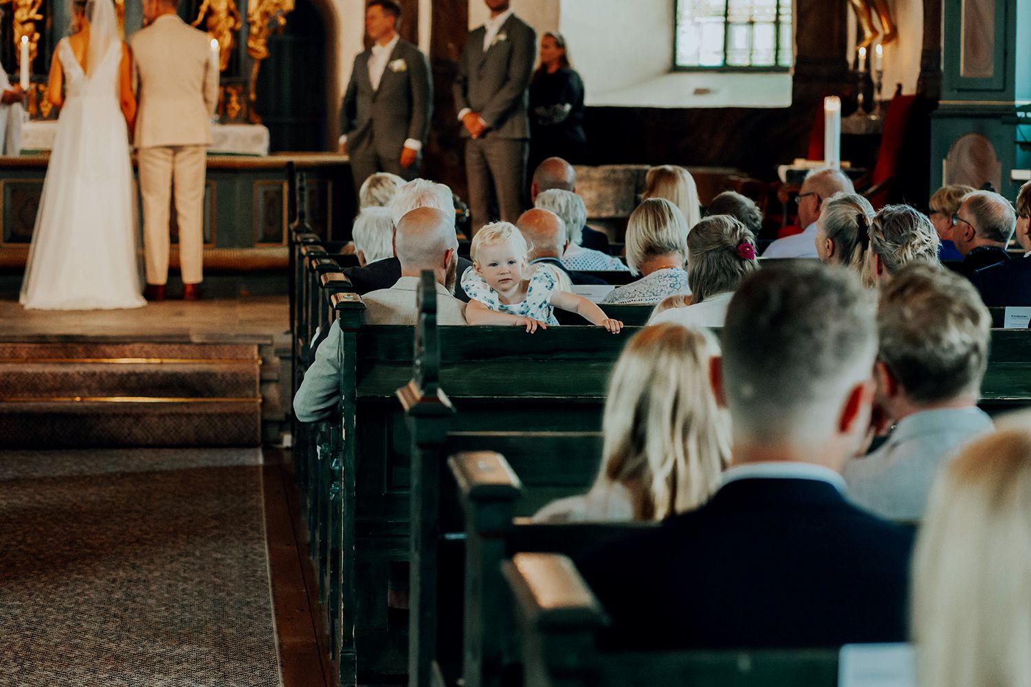 Malin och Olas bröllop i Nedre Ulleruds kyrka. Bröllopsfotograf i Karlstad Rebecca Nordin.