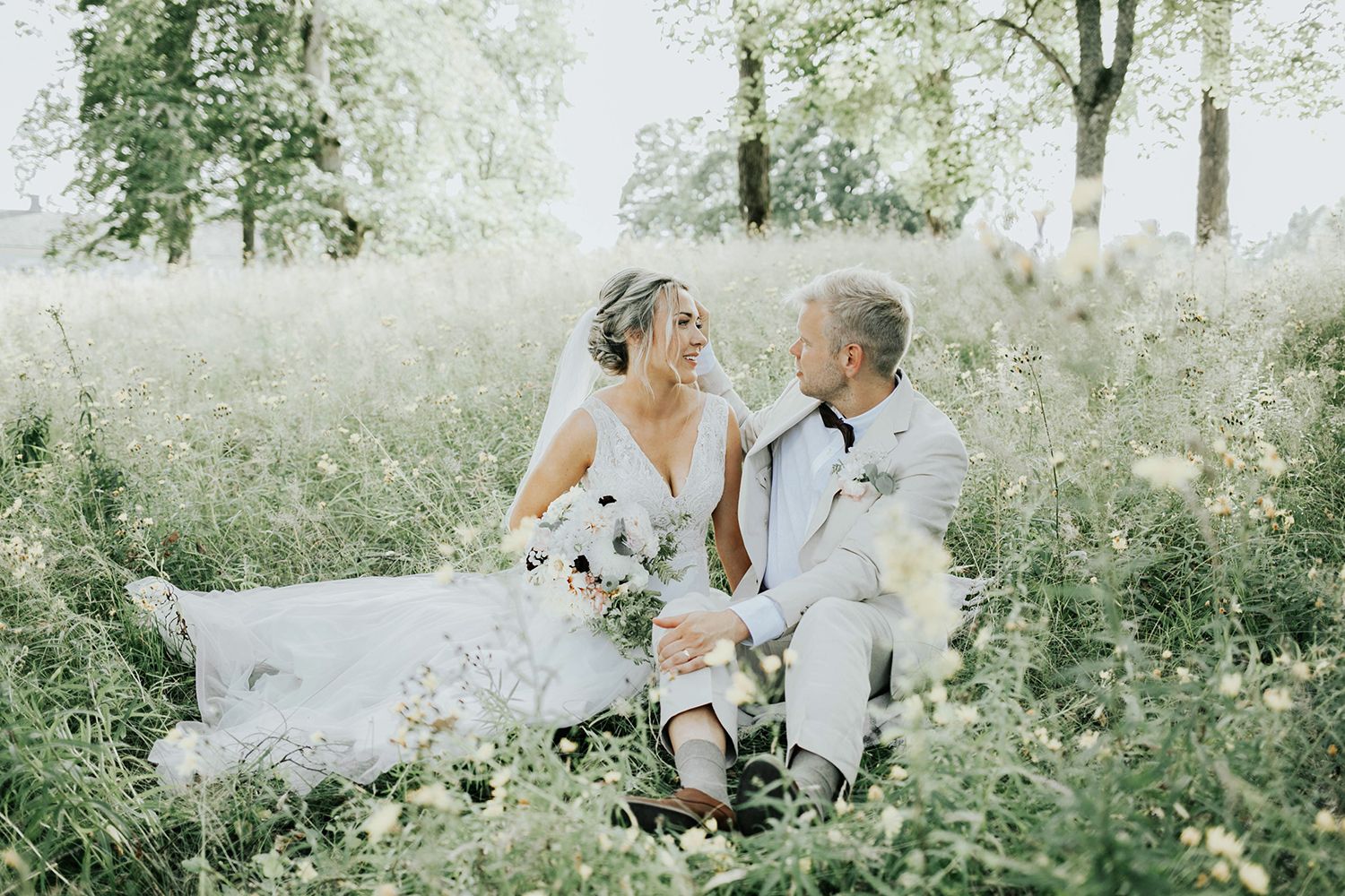 Malin och Olas bröllopsporträtt vid Kvarntorps Herrgård.  Bröllopsfotograf i Karlstad Rebecca Nordin.