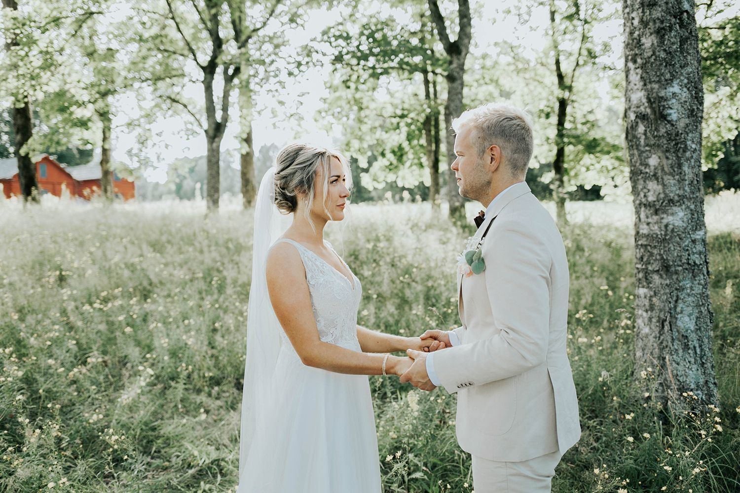 Malin och Olas bröllopsporträtt vid Kvarntorps Herrgård.  Bröllopsfotograf i Karlstad Rebecca Nordin.