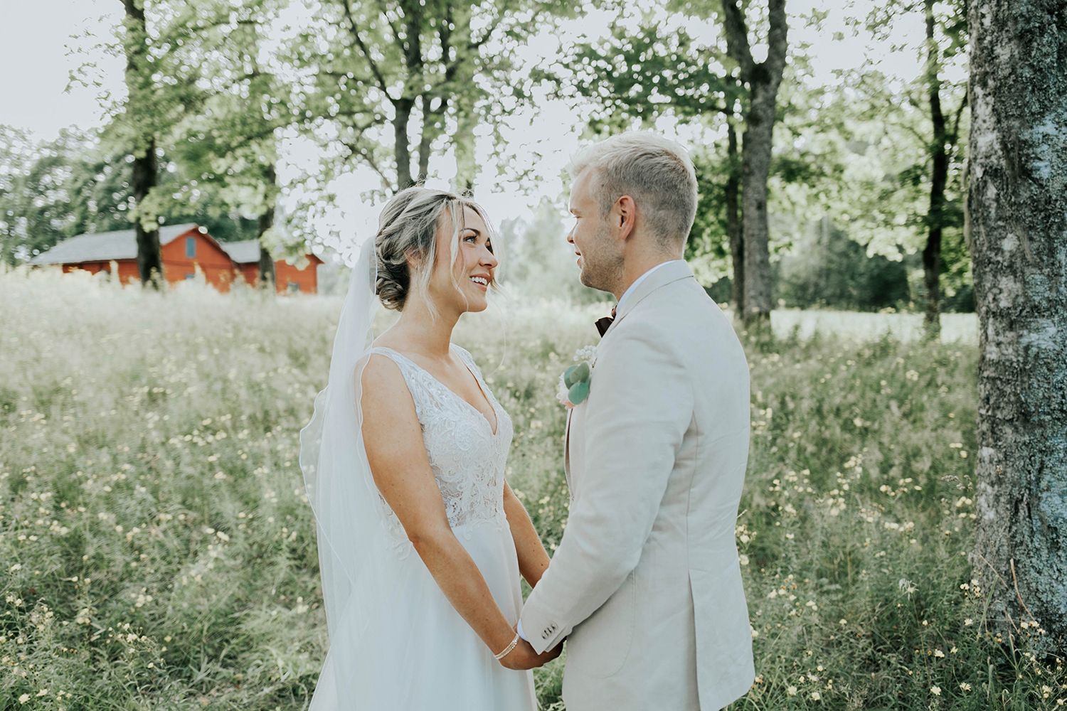 Malin och Olas bröllopsporträtt vid Kvarntorps Herrgård.  Bröllopsfotograf i Karlstad Rebecca Nordin.