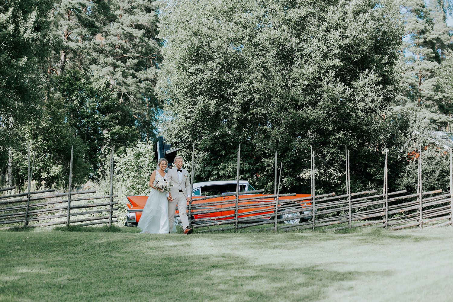 Malin och Olas bröllop vid Forshaga hembygdsgård.   Bröllopsfotograf i Karlstad Rebecca Nordin.