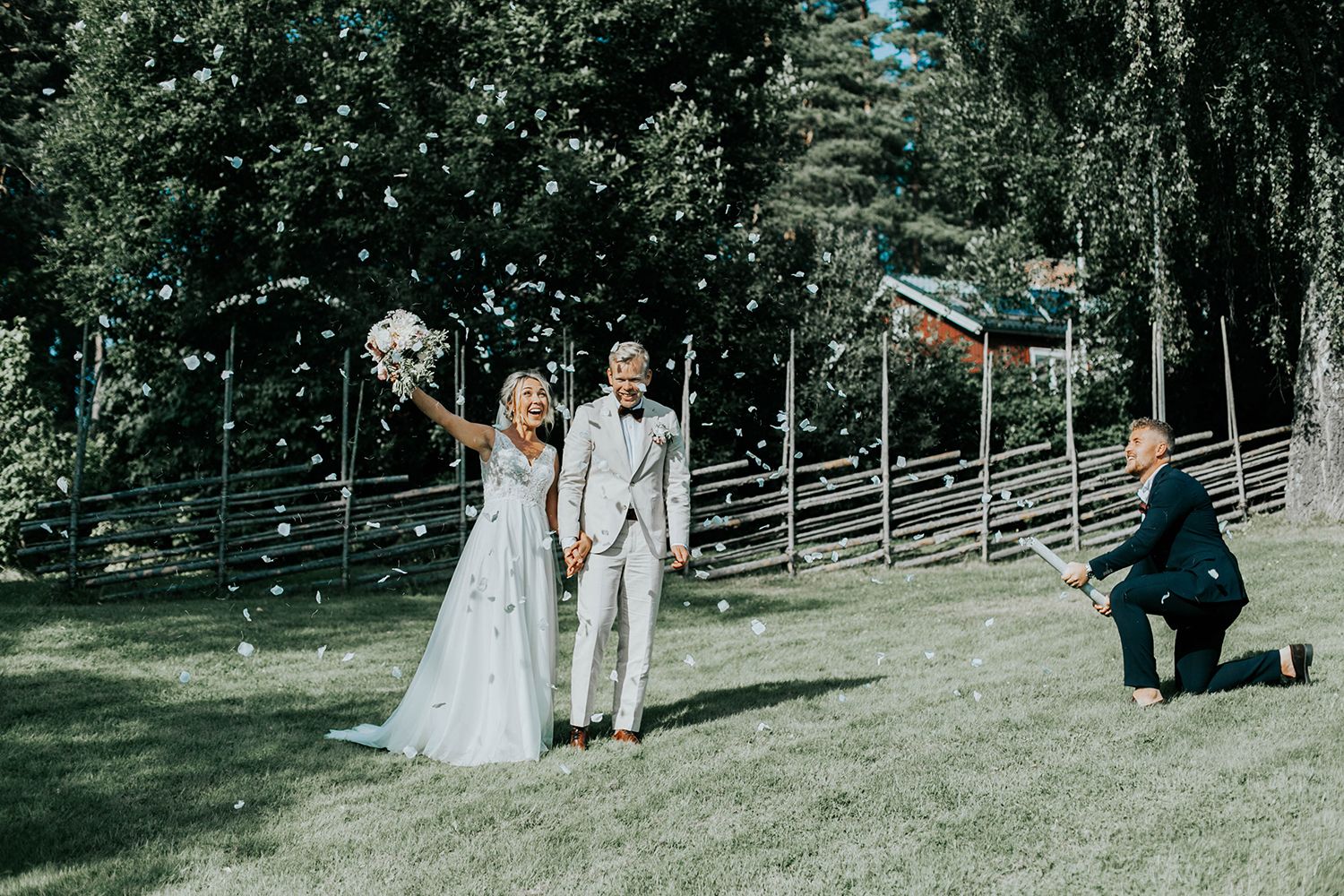 Malin och Olas bröllop vid Forshaga hembygdsgård.   Bröllopsfotograf i Karlstad Rebecca Nordin.
