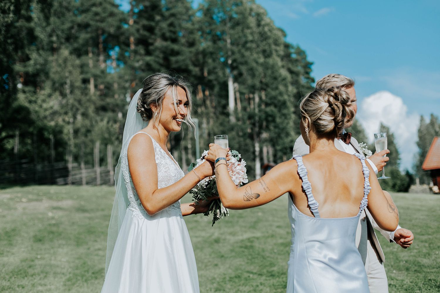 Malin och Olas bröllop vid Forshaga hembygdsgård.   Bröllopsfotograf i Karlstad Rebecca Nordin.