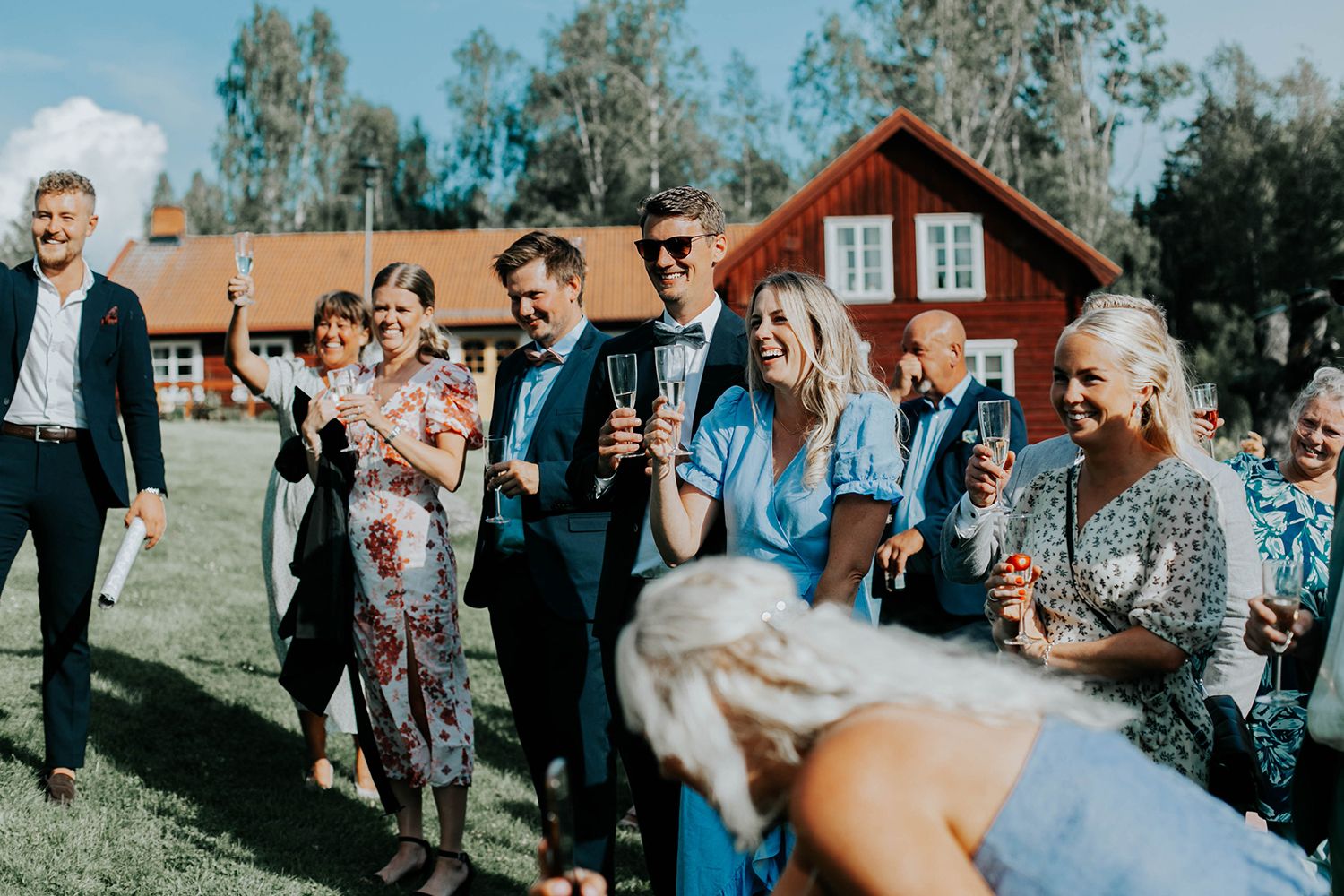 Malin och Olas bröllop vid Forshaga hembygdsgård.   Bröllopsfotograf i Karlstad Rebecca Nordin.