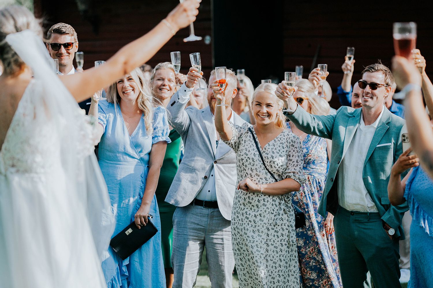 Malin och Olas bröllop vid Forshaga hembygdsgård.   Bröllopsfotograf i Karlstad Rebecca Nordin.