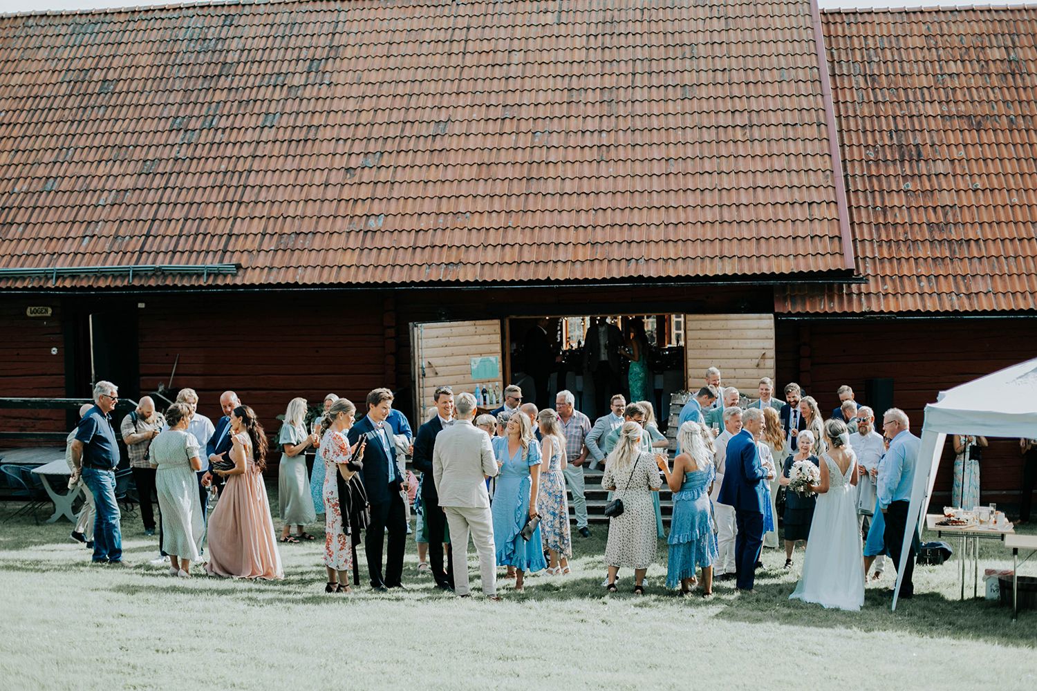 Malin och Olas bröllop vid Forshaga hembygdsgård.   Bröllopsfotograf i Karlstad Rebecca Nordin.