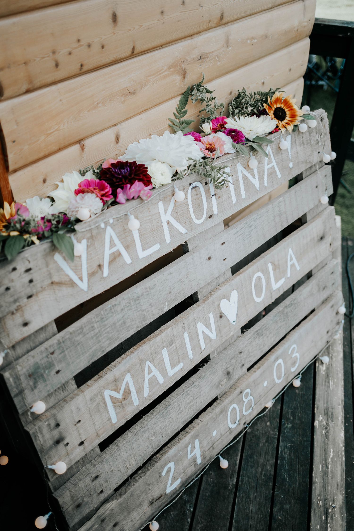 Malin och Olas bröllop i lada i Forshaga. Bröllopsfotograf i Karlstad Rebecca Nordin.
