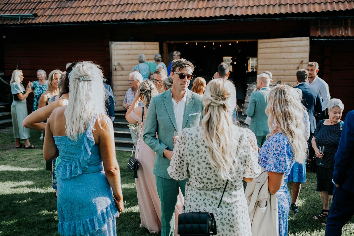 Malin och Olas bröllop i lada i Forshaga. Bröllopsfotograf i Karlstad Rebecca Nordin.