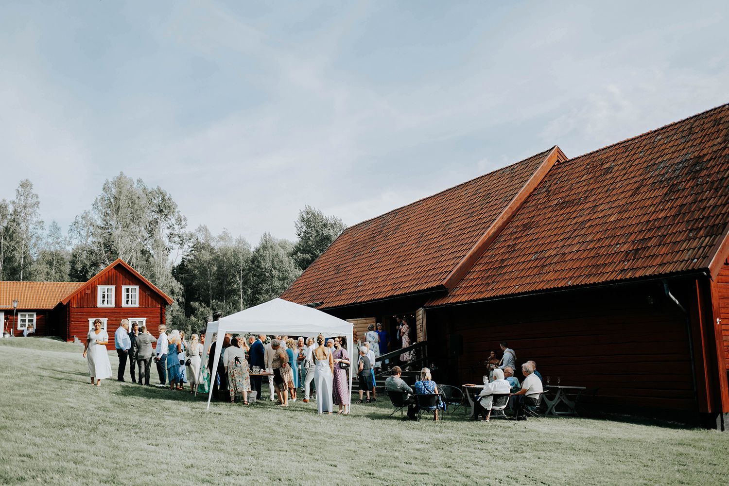 Malin och Olas bröllop i lada i Forshaga. Bröllopsfotograf i Karlstad Rebecca Nordin.