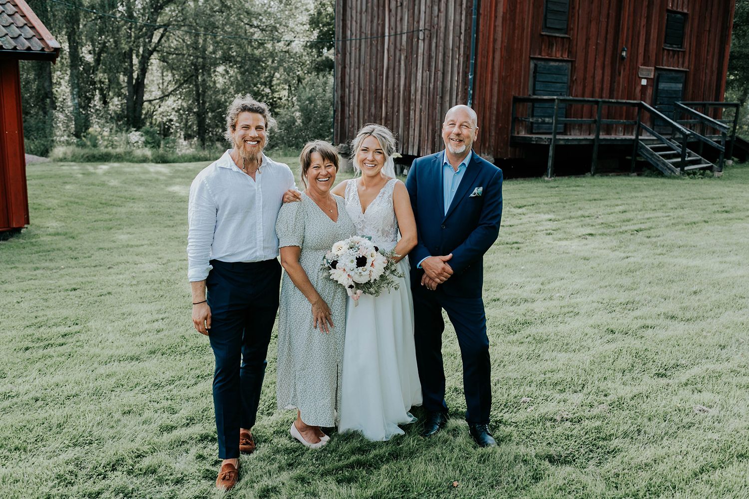 Malin och Olas bröllop i lada i Forshaga. Bröllopsfotograf i Karlstad Rebecca Nordin. Familjebild.