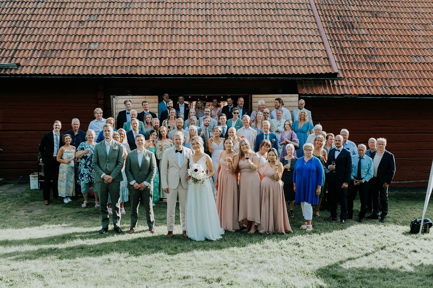 Malin och Olas bröllop i lada i Forshaga. Bröllopsfotograf i Karlstad Rebecca Nordin. Gruppfoto.