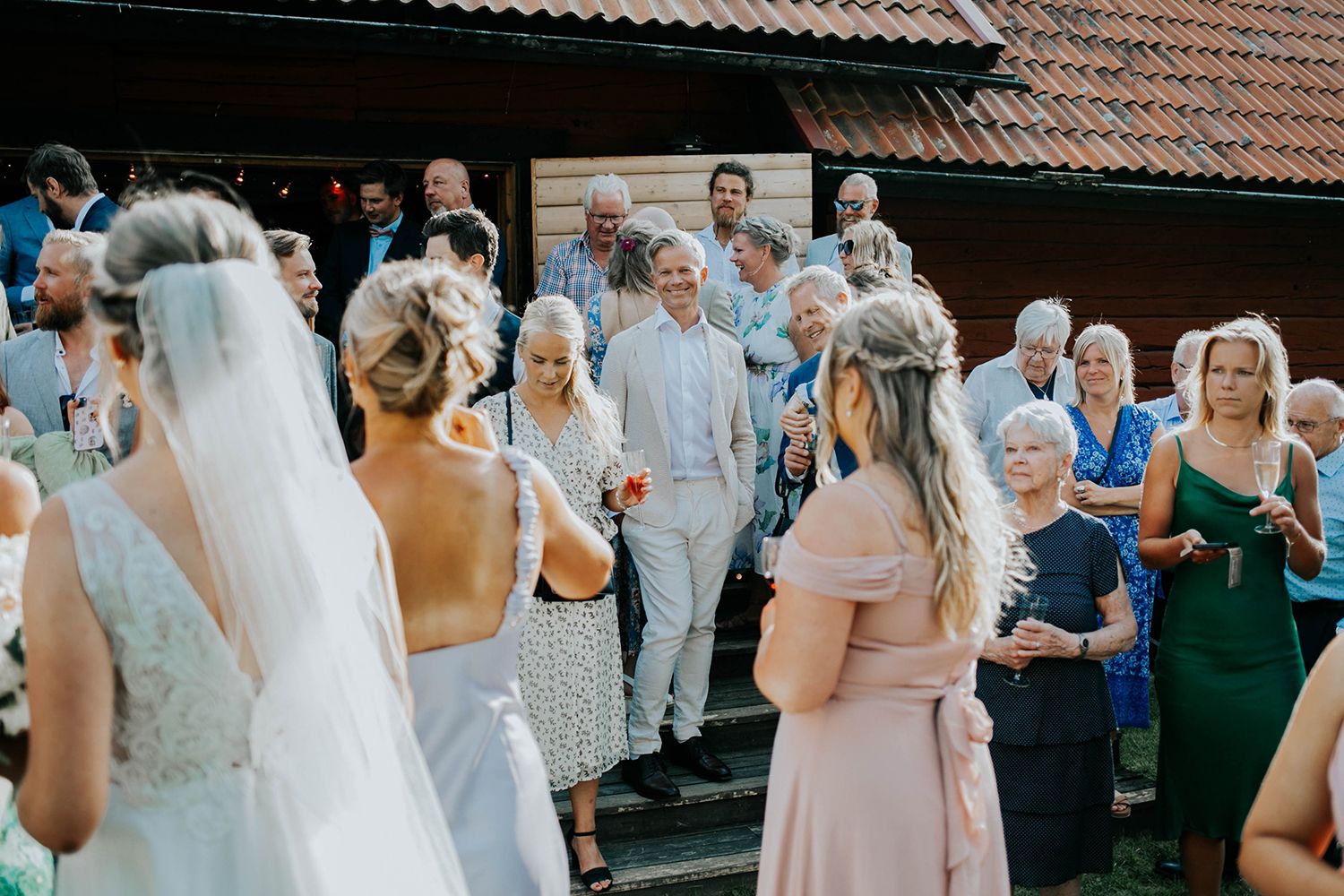 Malin och Olas bröllop i lada i Forshaga. Bröllopsfotograf i Karlstad Rebecca Nordin.