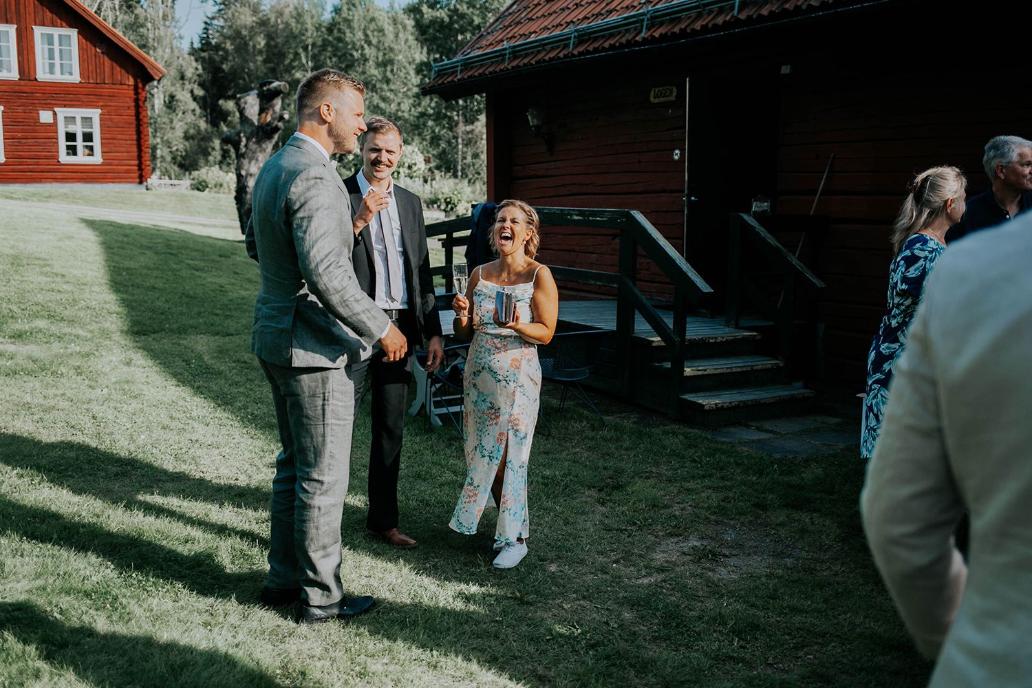 Malin och Olas bröllop i lada i Forshaga. Bröllopsfotograf i Karlstad Rebecca Nordin.