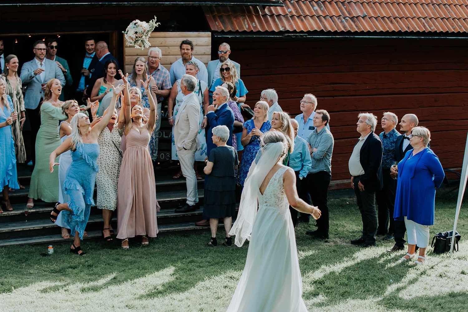 Malin och Olas bröllop vid Forshaga hembygdsgård.   Bröllopsfotograf i Karlstad Rebecca Nordin.