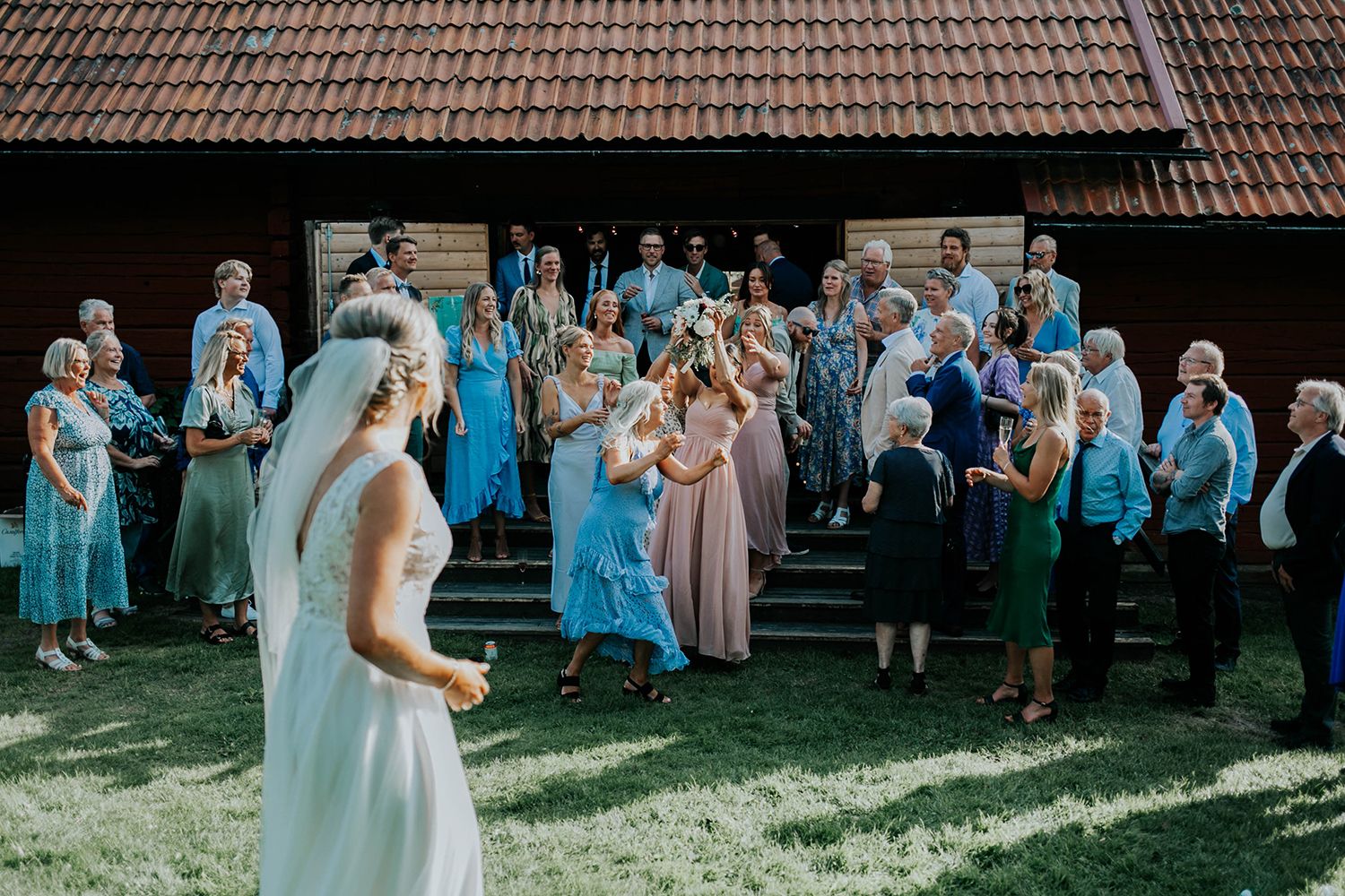 Malin och Olas bröllop vid Forshaga hembygdsgård.   Bröllopsfotograf i Karlstad Rebecca Nordin.