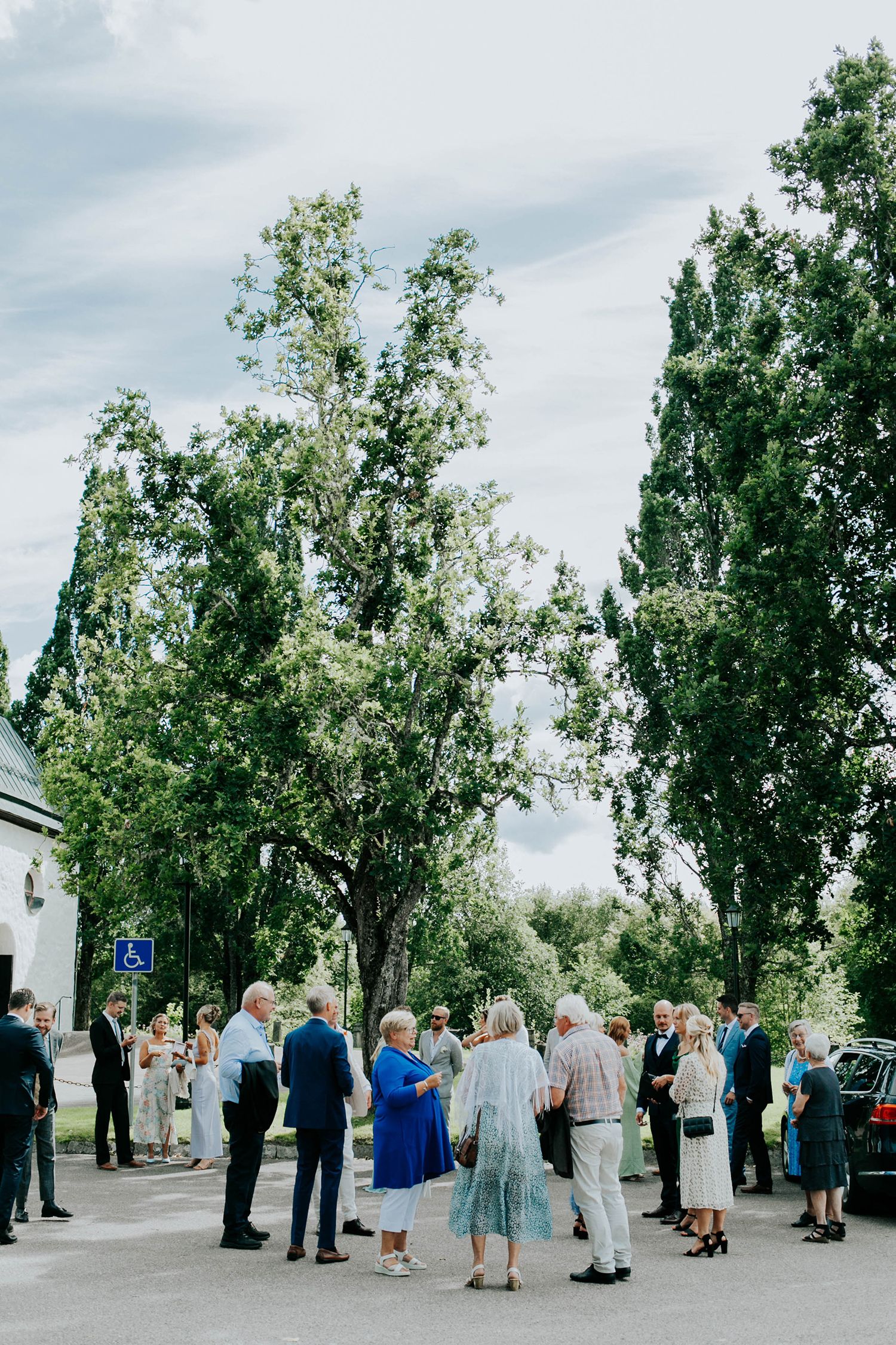 Malin och Olas bröllop i Nedre Ulleruds kyrka. Bröllopsfotograf i Karlstad Rebecca Nordin.