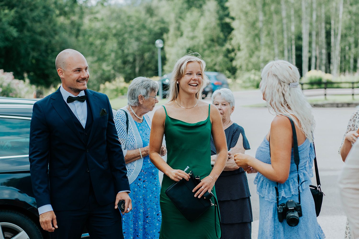Malin och Olas bröllop i Nedre Ulleruds kyrka. Bröllopsfotograf i Karlstad Rebecca Nordin.
