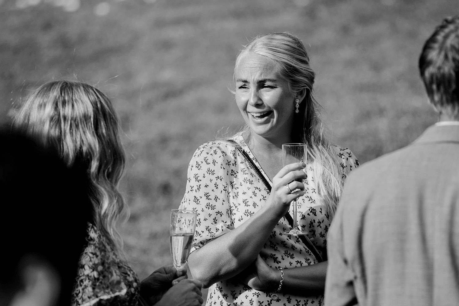 Malin och Olas bröllop vid Forshaga hembygdsgård.   Bröllopsfotograf i Karlstad Rebecca Nordin.