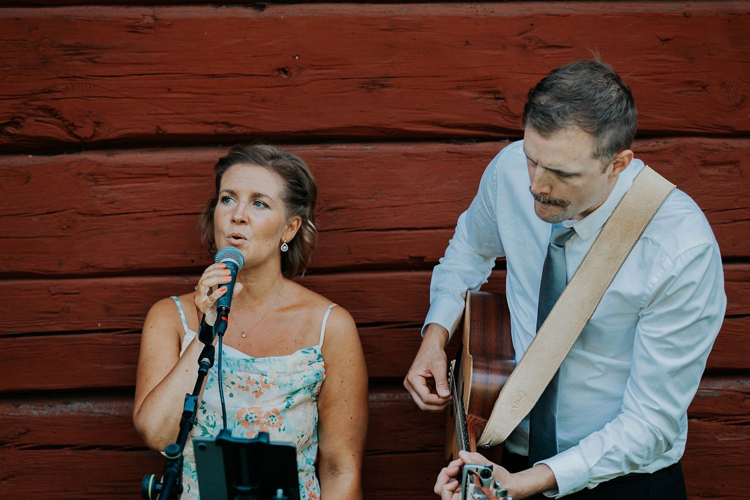 Malin och Olas bröllop vid Forshaga hembygdsgård.   Bröllopsfotograf i Karlstad Rebecca Nordin. Lena och Peter Ellström.