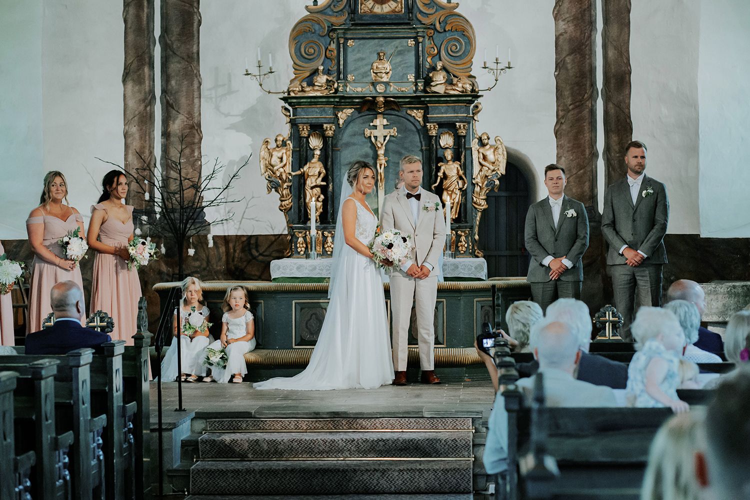 Malin och Olas bröllop i Nedre Ulleruds kyrka. Bröllopsfotograf i Karlstad Rebecca Nordin.