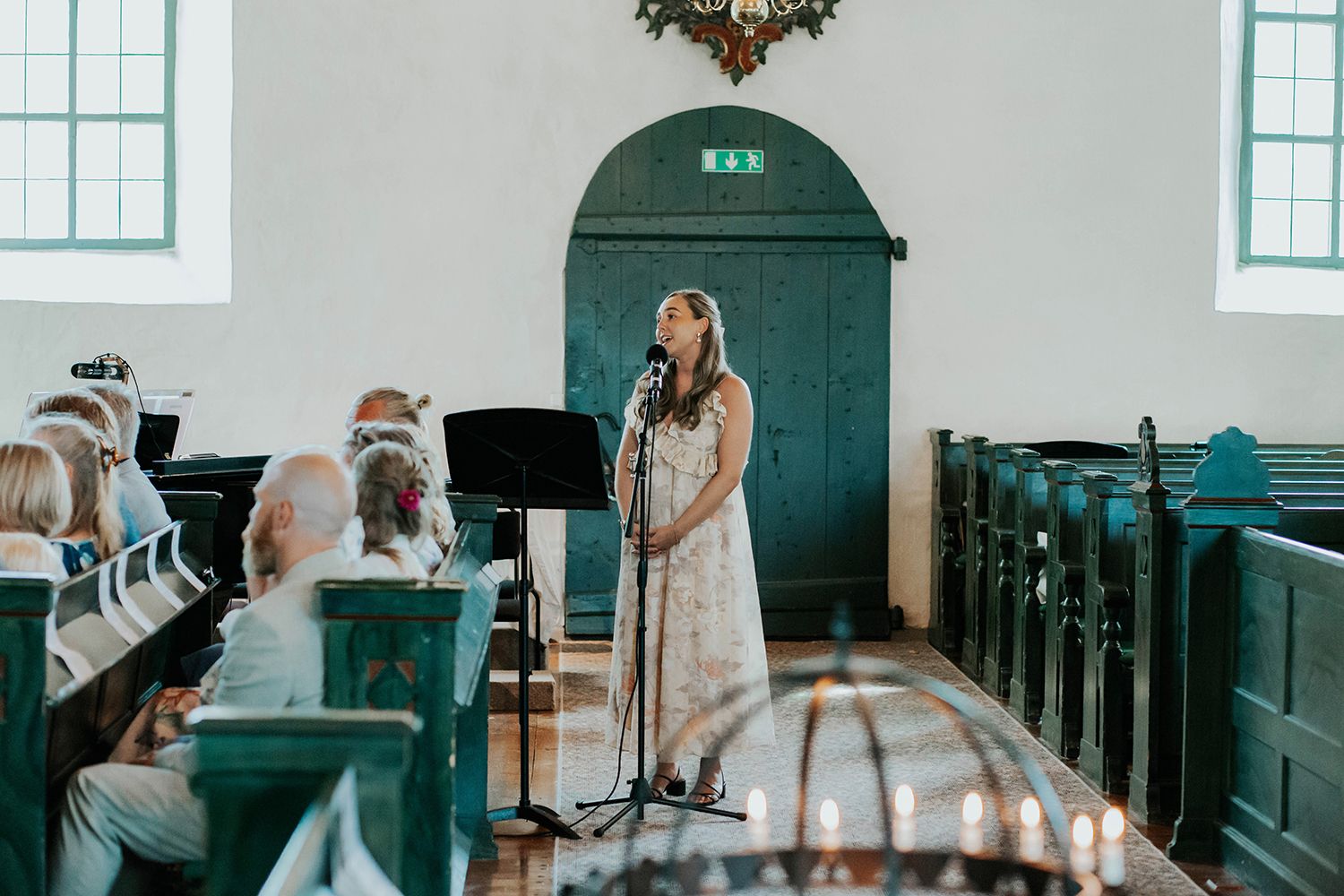 Malin och Olas bröllop i Nedre Ulleruds kyrka. Bröllopsfotograf i Karlstad Rebecca Nordin.