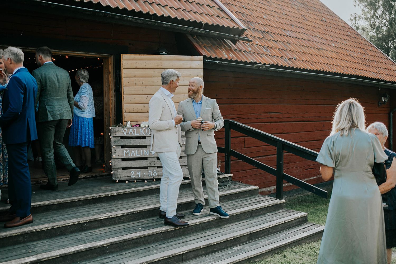 Malin och Olas bröllop vid Forshaga hembygdsgård.   Bröllopsfotograf i Karlstad Rebecca Nordin.