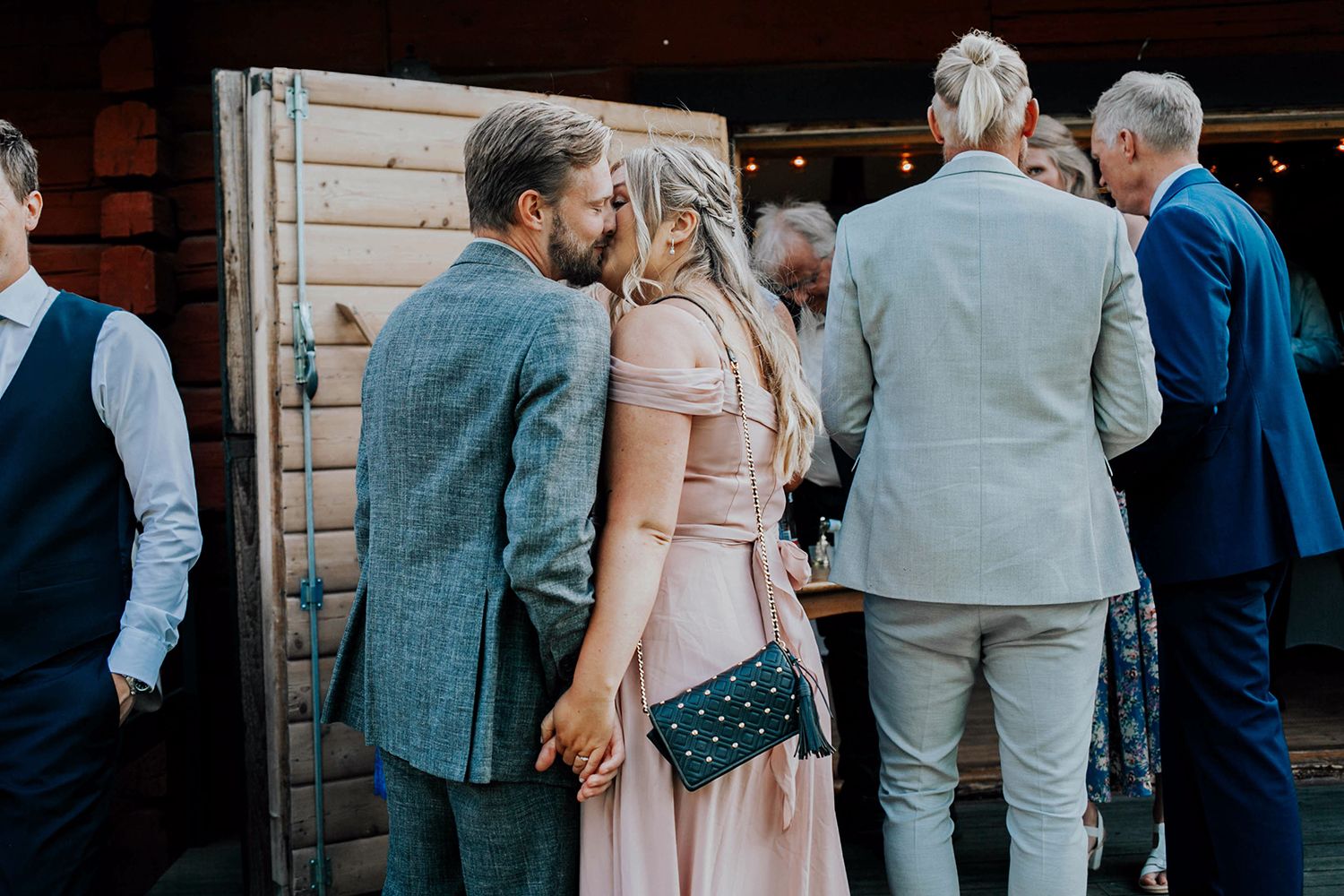 Malin och Olas bröllop vid Forshaga hembygdsgård.   Bröllopsfotograf i Karlstad Rebecca Nordin.