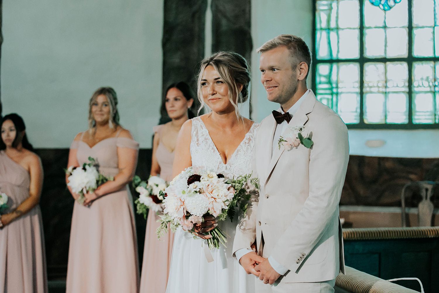Malin och Olas bröllop i Nedre Ulleruds kyrka. Bröllopsfotograf i Karlstad Rebecca Nordin.
