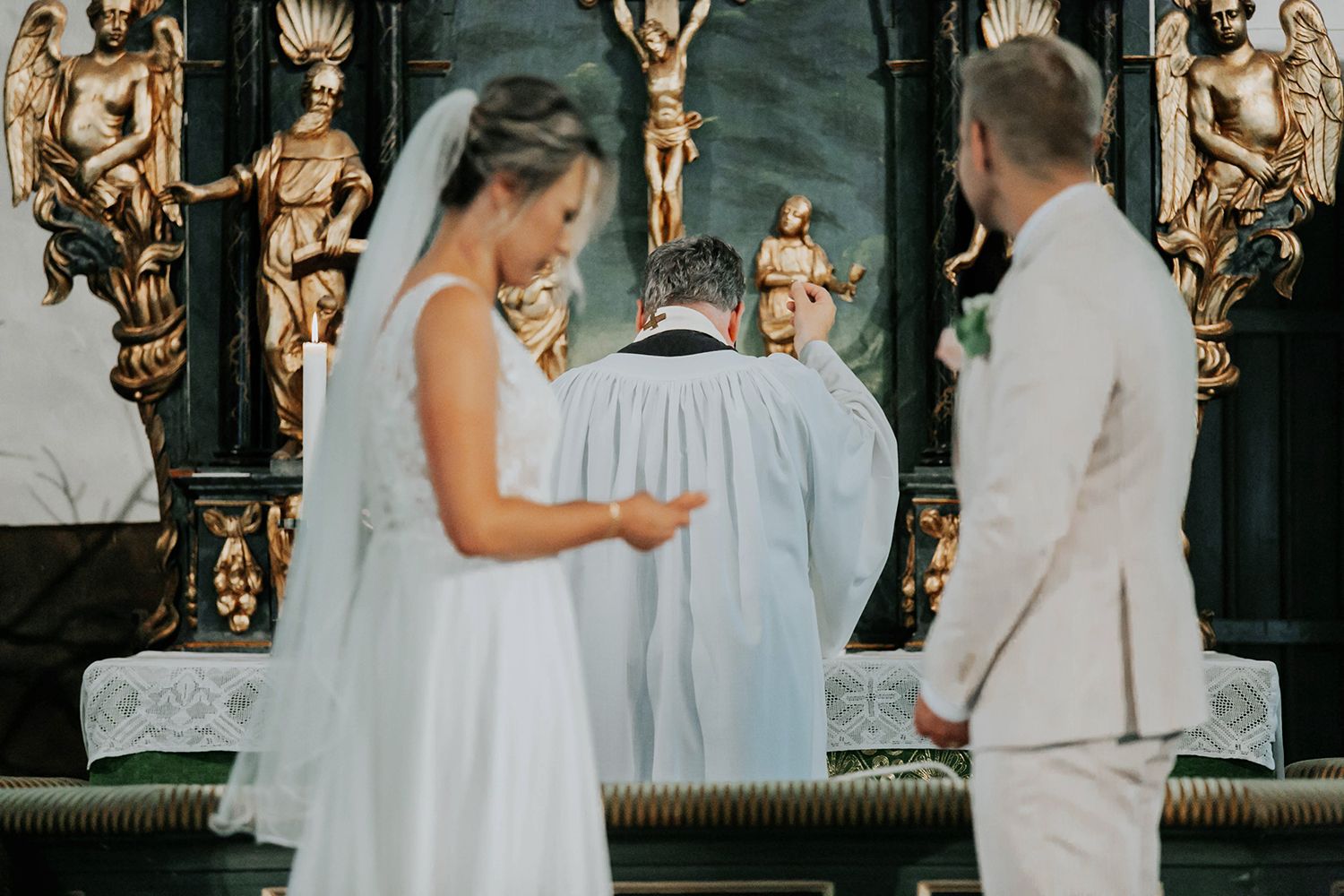 Malin och Olas bröllop i Nedre Ulleruds kyrka. Bröllopsfotograf i Karlstad Rebecca Nordin.