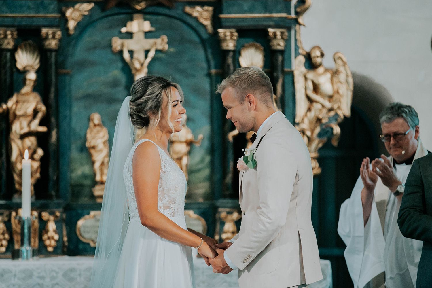 Malin och Olas bröllop i Nedre Ulleruds kyrka. Bröllopsfotograf i Karlstad Rebecca Nordin.