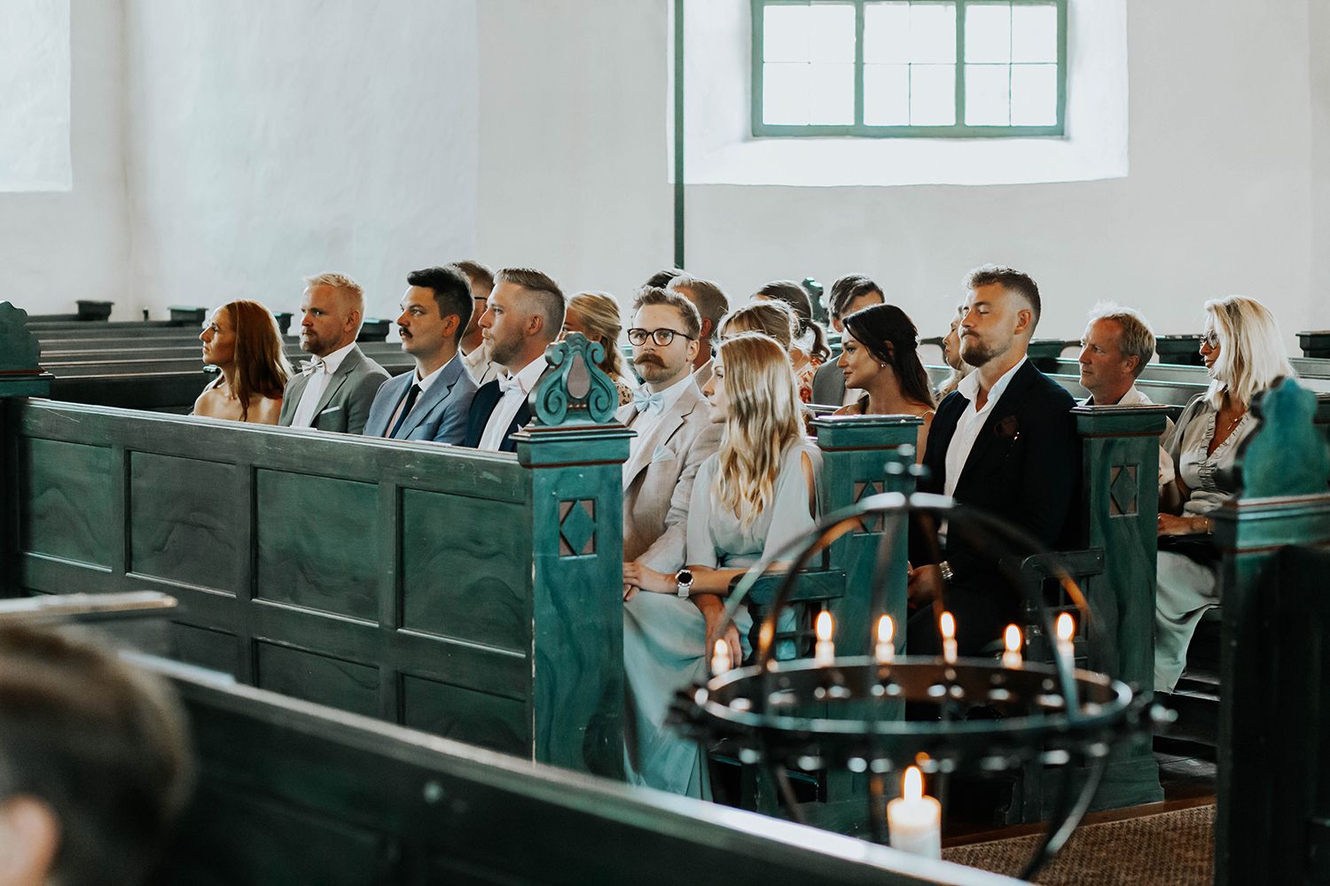 Malin och Olas bröllop i Nedre Ulleruds kyrka. Bröllopsfotograf i Karlstad Rebecca Nordin.