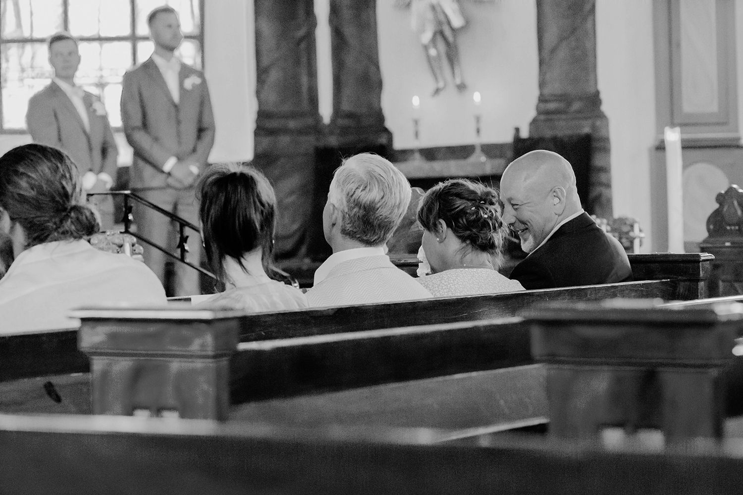 Malin och Olas bröllop i Nedre Ulleruds kyrka. Bröllopsfotograf i Karlstad Rebecca Nordin.