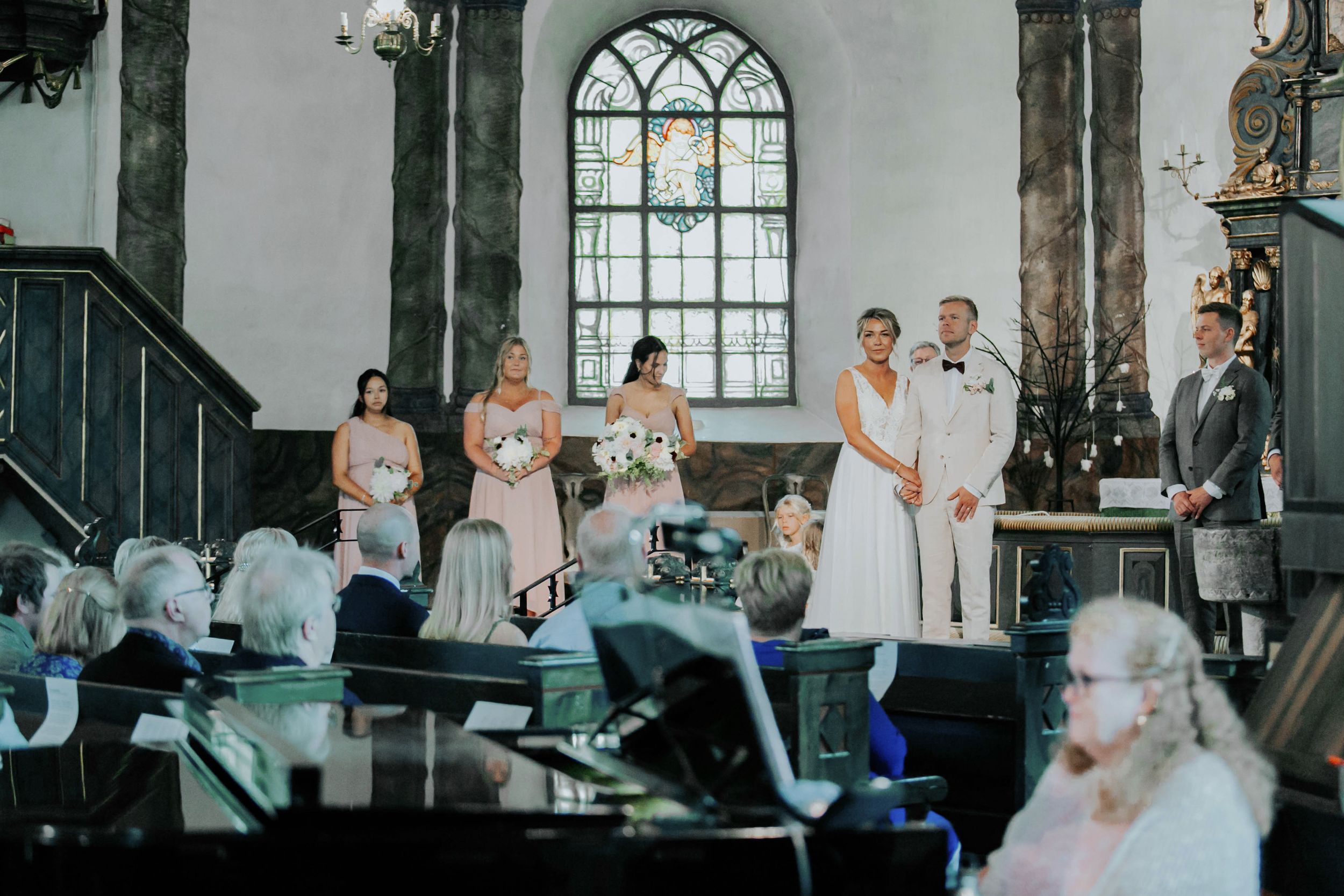 Malin och Olas bröllop i Nedre Ulleruds kyrka. Bröllopsfotograf i Karlstad Rebecca Nordin.