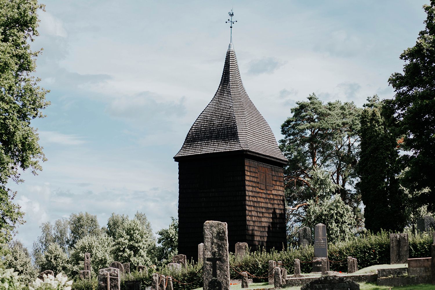 Malin och Olas bröllop i Nedre Ulleruds kyrka. Bröllopsfotograf i Karlstad Rebecca Nordin.