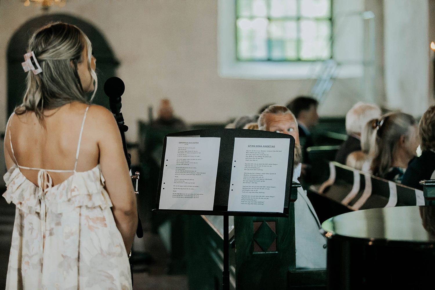 Malin och Olas bröllop i Nedre Ulleruds kyrka. Bröllopsfotograf i Karlstad Rebecca Nordin.