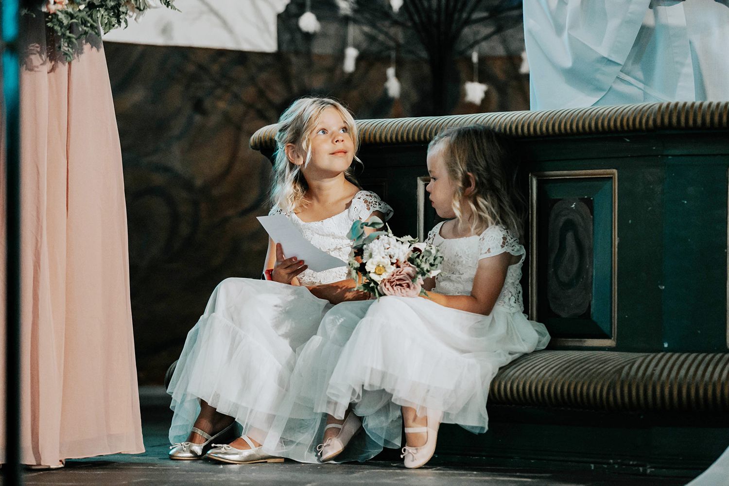 Malin och Olas bröllop i Nedre Ulleruds kyrka. Bröllopsfotograf i Karlstad Rebecca Nordin.